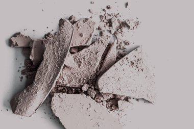 Makyaj paleti gibi soluk göz farı kaplaması, ezilmiş kozmetik ürünleri ve güzellik dokusu