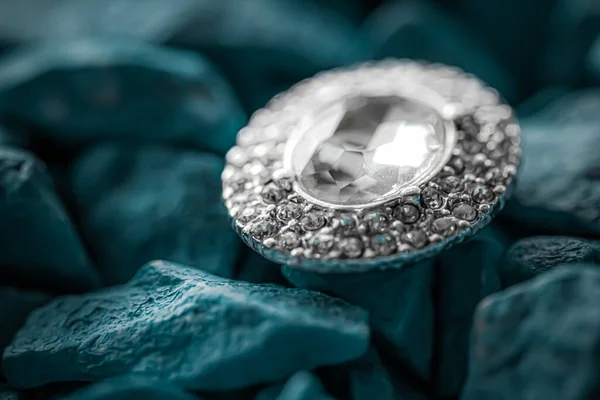 Розкішні діамантові сережки крупним планом, ювелірні вироби та модний бренд — стокове фото