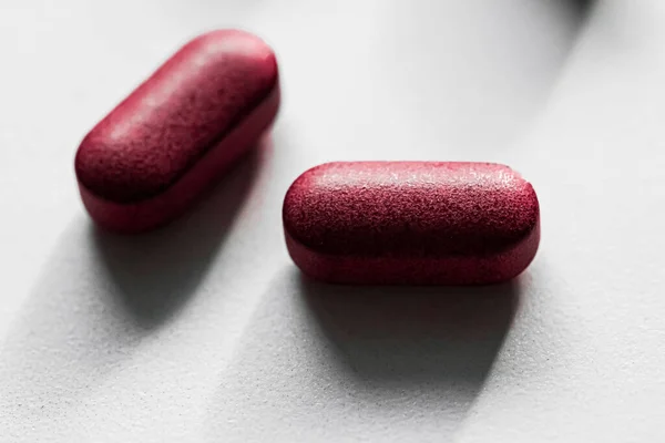 Pilules rouges comme médicaments à base de plantes, magasin de marque pharmaceutique, médicaments probiotiques comme produits de soins de santé nutritionnels ou de suppléments alimentaires pour la publicité de l'industrie pharmaceutique — Photo