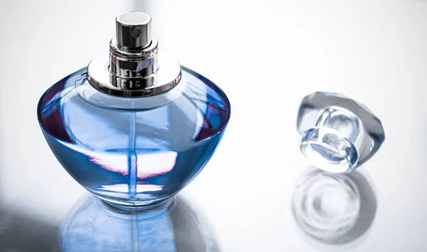 Blauwe parfumfles op glanzende achtergrond, zoete bloemengeur, glamour geur en eau de parfum als vakantiecadeau en luxe beauty cosmetica merk design — Stockfoto