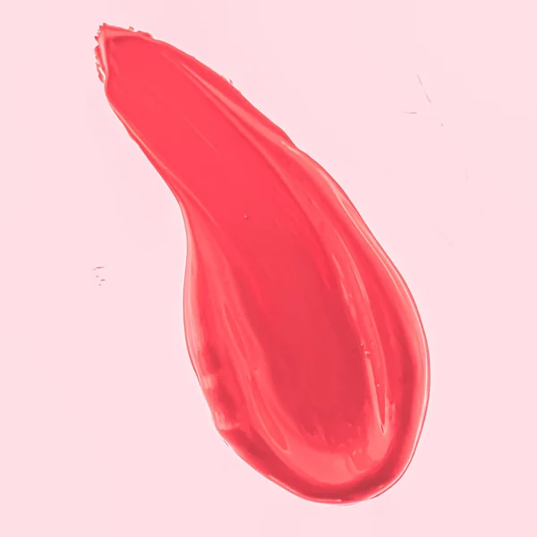 Rode penseelstreek of make-up vlek close-up, beauty cosmetica en lippenstift textuur — Stockfoto