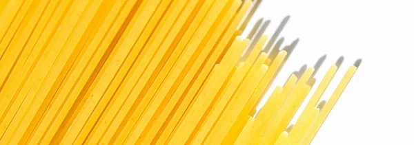 Nevařené celozrnné špagety detailní záběr, italské těstoviny jako organická složka potravin, makro produkt a kuchařka recept — Stock fotografie