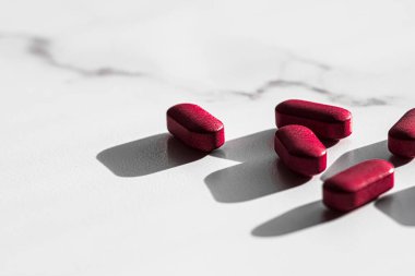 Bitkisel ilaç olarak kırmızı haplar, ilaç mağazası, beslenme sağlık hizmetleri olarak probiyotik ilaçlar veya ilaç endüstrisi reklamları için diyet takviyesi ürünleri