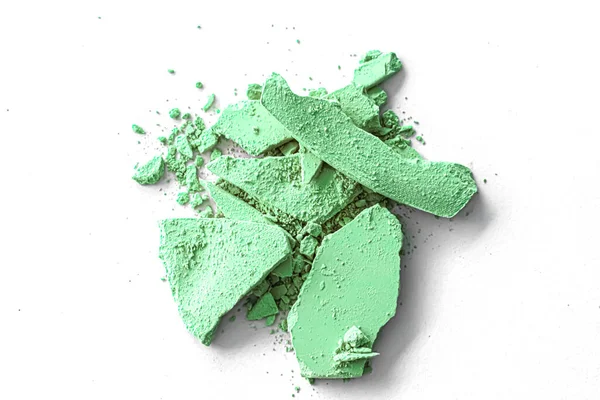 Makyaj paleti olarak yeşil far pudrası beyaz arka planda izole edilmiş, ezilmiş kozmetik ve güzellik dokusu — Stok fotoğraf