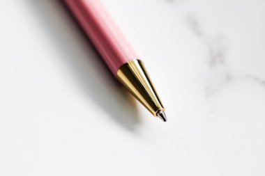Mermer arka planda pembe kalem, lüks kırtasiye ve ticari marka.