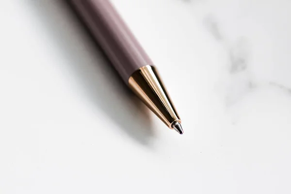 Ручка на мраморном фоне, роскошные канцелярские принадлежности и бизнес-бренд — стоковое фото