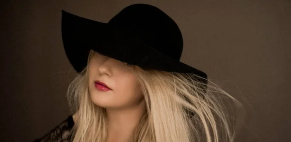 Класна блондинка в капелюсі, художній портрет фільму для кампанії моди та бренду краси — стокове фото