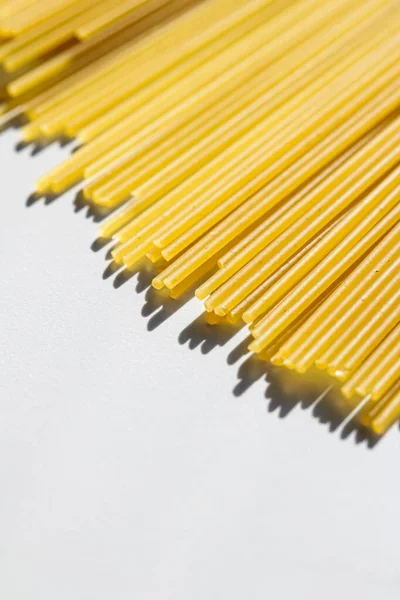 Okokt fullkornsspaghetti närbild, italiensk pasta som ekologisk livsmedelsingrediens, makroprodukt och kokbok recept — Stockfoto