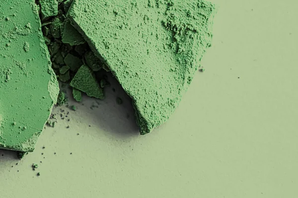 メイクパレットとして緑の目の影の粉を閉じる、砕いた化粧品と美しさのテクスチャ — ストック写真