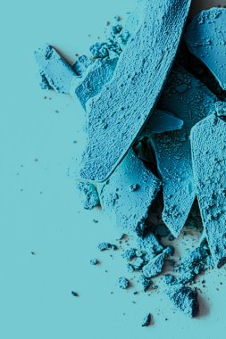 Makyaj paleti olarak mavi göz farı kaplaması, ezilmiş kozmetik ürünleri ve güzellik dokusu