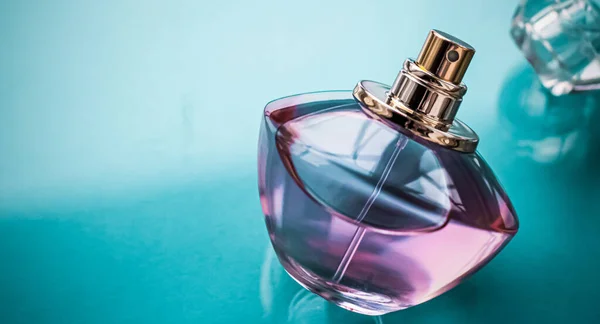 Frasco de perfume rosa em fundo brilhante, aroma floral doce, fragrância glamour e eau de parfum como presente de férias e design de marca de cosméticos de beleza de luxo — Fotografia de Stock