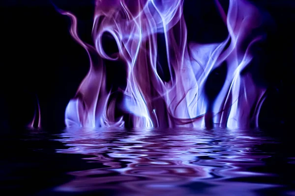 Streszczenie fioletowy dym w wodzie jako minimalne tło, magiczne tło i projekt przepływu — Zdjęcie stockowe