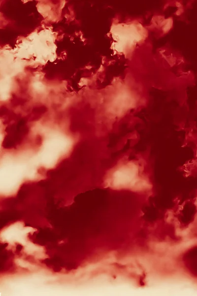 Llamas de fuego caliente o nubes rojas como diseño de fondo minimalista —  Fotos de Stock