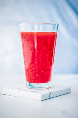 Bardakta meyve suyu, diyet detoks içeceği ve sağlıklı doğal kahvaltı tarifi, organik egzotik yiyecekler ve beslenme markası tasarımı için chia ile vejetaryen smoothie.