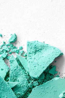 Makyaj paleti gibi nane rengi far pudrası beyaz arka planda izole edilmiş, ezilmiş kozmetik ve güzellik dokusu