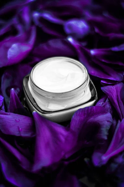 紫花背景、花卉精华、矿泉化妆品及护肤品牌产品的美容乳液的豪华护肤面霜润肤霜 — 图库照片