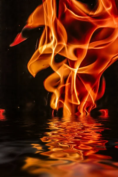 Heiße Feuerflammen im Wasser als Naturelement und abstrakter Hintergrund — Stockfoto