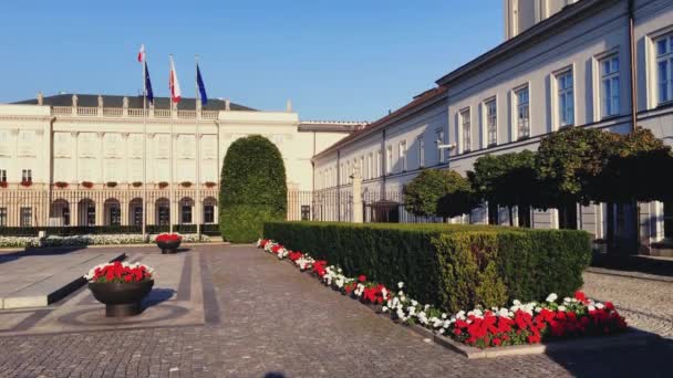 Prezidentský palác a historické budovy na Starém Městě při západu slunce — Stock video