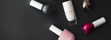 Siyah arka planda oje şişeleri, güzellik markası.