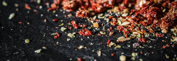 Pomodoro e peperoncino secchi primo piano su sfondo pietra di lusso come posa piatta, spezie alimentari secche e ingrediente ricetta — Foto Stock