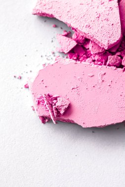 Makyaj paleti olarak pembe göz farı pudrası beyaz arka planda izole edilmiş, ezilmiş kozmetik ve güzellik dokusu