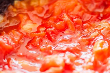 Domates sosu pişirmek, yemek kitabı ya da blog geçmişi için buğulanmış sebzeleri kapatmak