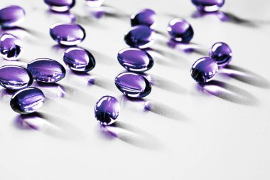 Sağlıklı beslenme için mor kapsüller, eczacılık markası mağazası, probiyotik ilaç hapları sağlık hizmeti olarak veya ilaç endüstrisi reklamları için destek ürünleri