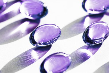 Sağlıklı beslenme için mor kapsüller, eczacılık markası mağazası, probiyotik ilaç hapları sağlık hizmeti olarak veya ilaç endüstrisi reklamları için destek ürünleri