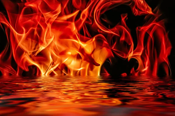 Horký oheň plameny ve vodě jako přírodní prvek a abstraktní pozadí — Stock fotografie
