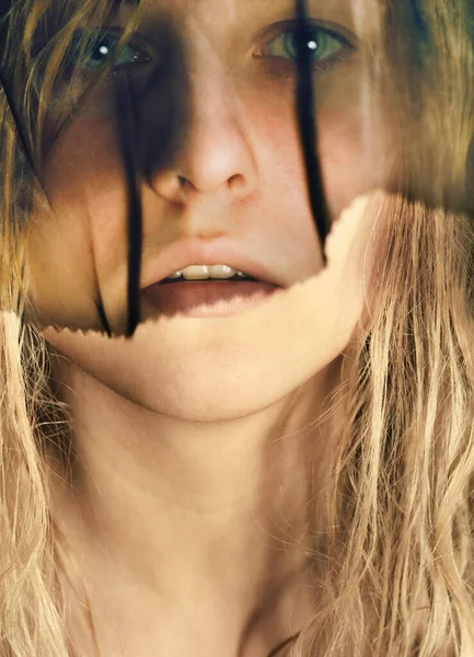 Érzelmi portré fiatal szőke nő visel fekete fátyol, érzelem és érzés — Stock Fotó