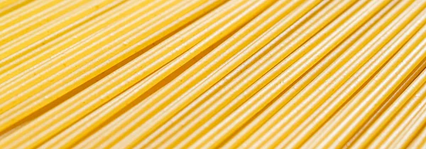 Ongekookte volkoren spaghetti close-up, Italiaanse pasta als biologisch voedselingrediënt, macro product en kookboek recept — Stockfoto