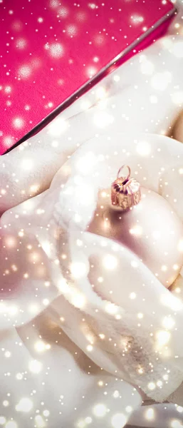 Fondo mágico navideño de vacaciones, adornos festivos, caja de regalo vintage rosa y brillo dorado como regalo de temporada de invierno para el diseño de marcas de lujo —  Fotos de Stock