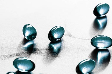 Sağlıklı beslenme için mavi kapsüller, eczacılık markası mağazası, probiyotik ilaç hapları sağlık hizmeti için veya ilaç endüstrisi reklamları için destek ürünleri