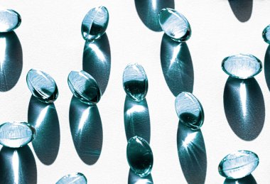 Sağlıklı beslenme için mavi kapsüller, eczacılık markası mağazası, probiyotik ilaç hapları sağlık hizmeti için veya ilaç endüstrisi reklamları için destek ürünleri