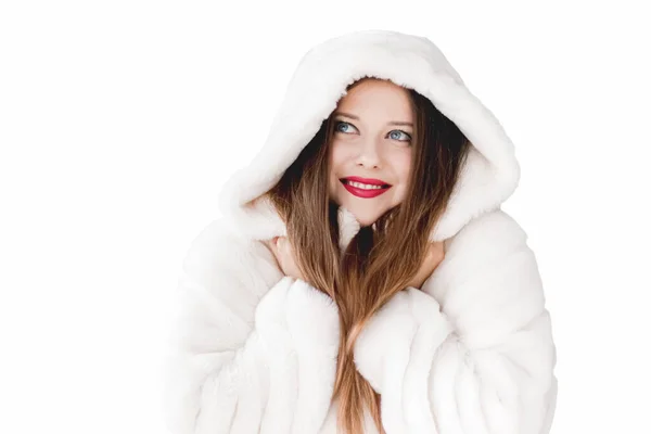 Jovem mulher em casaco de pele macia com envoltório capuz, roupas quentes de inverno para moda e feriados de Natal — Fotografia de Stock
