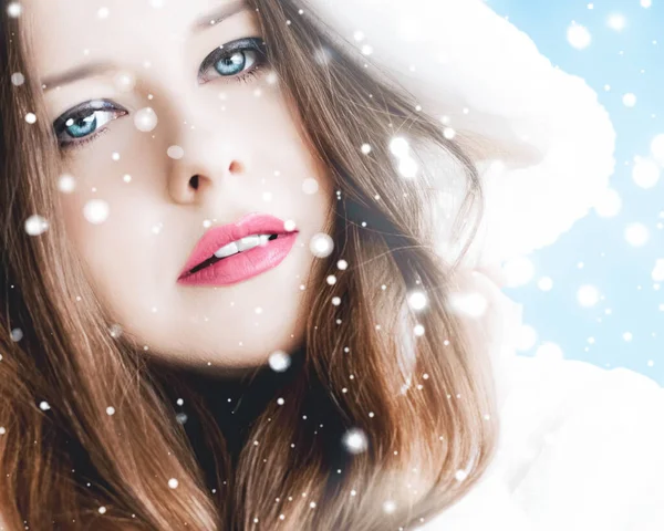 Karácsonyi és téli nyaralás portré fiatal nő fehér kapucnis szőrme kabát, hó kék háttér, divat és életmód — Stock Fotó