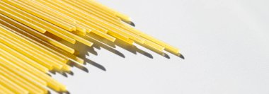 Pişmemiş tam tahıllı spagetti, organik gıda malzemesi olarak İtalyan makarnası, makro ürün ve yemek kitabı tarifi.