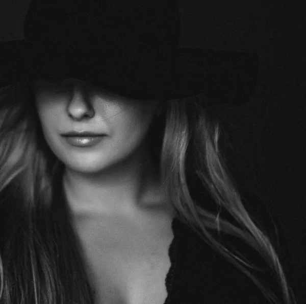 Belle femme blonde portant un chapeau, portrait de film artistique en noir et blanc pour la campagne de mode et la marque de beauté — Photo