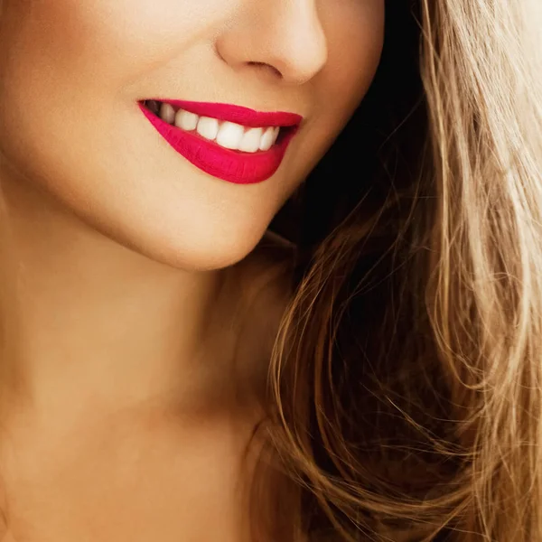 Sonrisa femenina saludable con dientes blancos naturales perfectos, primer plano de la cara de belleza de la joven sonriente, maquillaje de lápiz labial brillante y piel limpia para la marca dental y de atención médica — Foto de Stock