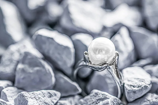Pärlan ring närbild, smycken och tillbehör varumärke — Stockfoto