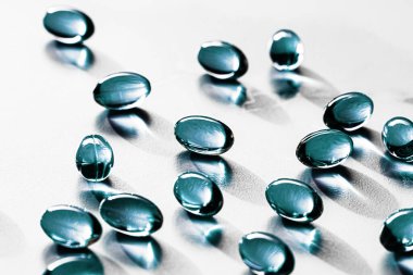 Sağlıklı beslenme için mavi kapsüller, eczacılık markası mağazası, probiyotik ilaç hapları sağlık hizmeti için veya ilaç endüstrisi reklamları için destek ürünleri