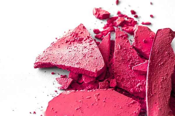 メイクパレットとしてピンクのアイシャドウパウダー白の背景に隔離されたクローズアップ、砕いた化粧品と美しさのテクスチャ — ストック写真