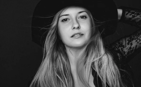 Şapka takan güzel sarışın kadın moda kampanyası ve güzellik markası için siyah beyaz bir sanat filmi portresi. — Stok fotoğraf