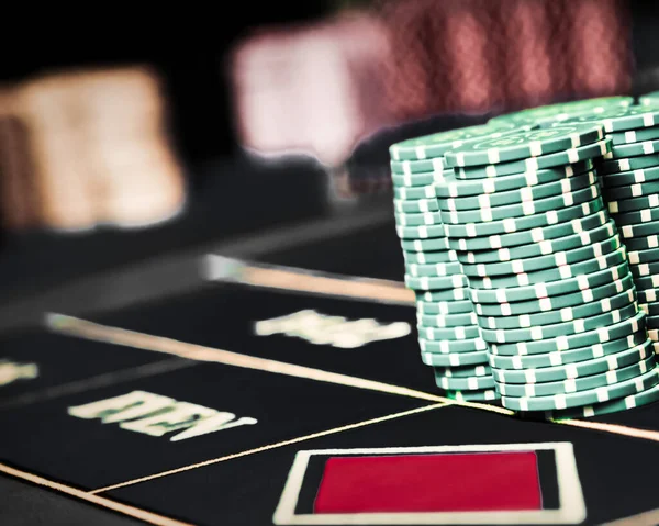 Kumarhanede bahis ve rulet oynamak, kumar reklamı — Stok fotoğraf