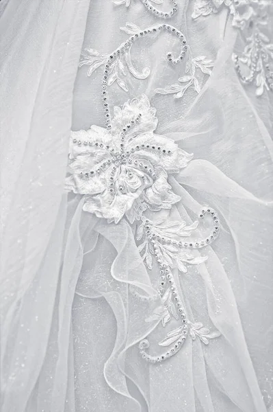 Vestidos de noiva em uma loja nupcial, moda e estilo — Fotografia de Stock