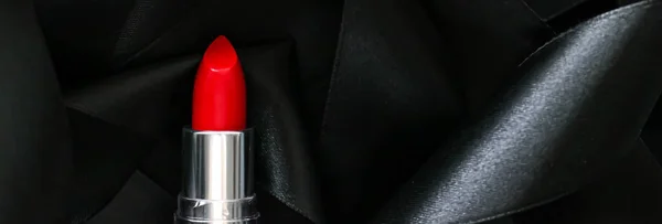 Batom vermelho em fundo de seda preta, maquiagem de luxo e cosméticos de beleza — Fotografia de Stock