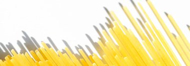 Pişmemiş tam tahıllı spagetti, organik gıda malzemesi olarak İtalyan makarnası, makro ürün ve yemek kitabı tarifi.