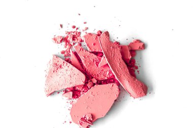 Makyaj paleti olarak kırmızı far pudrası beyaz arka planda izole edilmiş, ezilmiş kozmetik ve güzellik dokusu