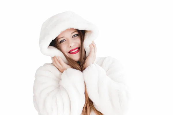 Jonge vrouw in pluizig bont jas met capuchon wrap, warme winterkleding voor mode en kerstvakantie — Stockfoto