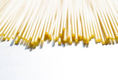 Pişmemiş tam tahıllı spagetti, organik gıda malzemesi olarak İtalyan makarnası, makro ürün ve yemek kitabı tarifi.